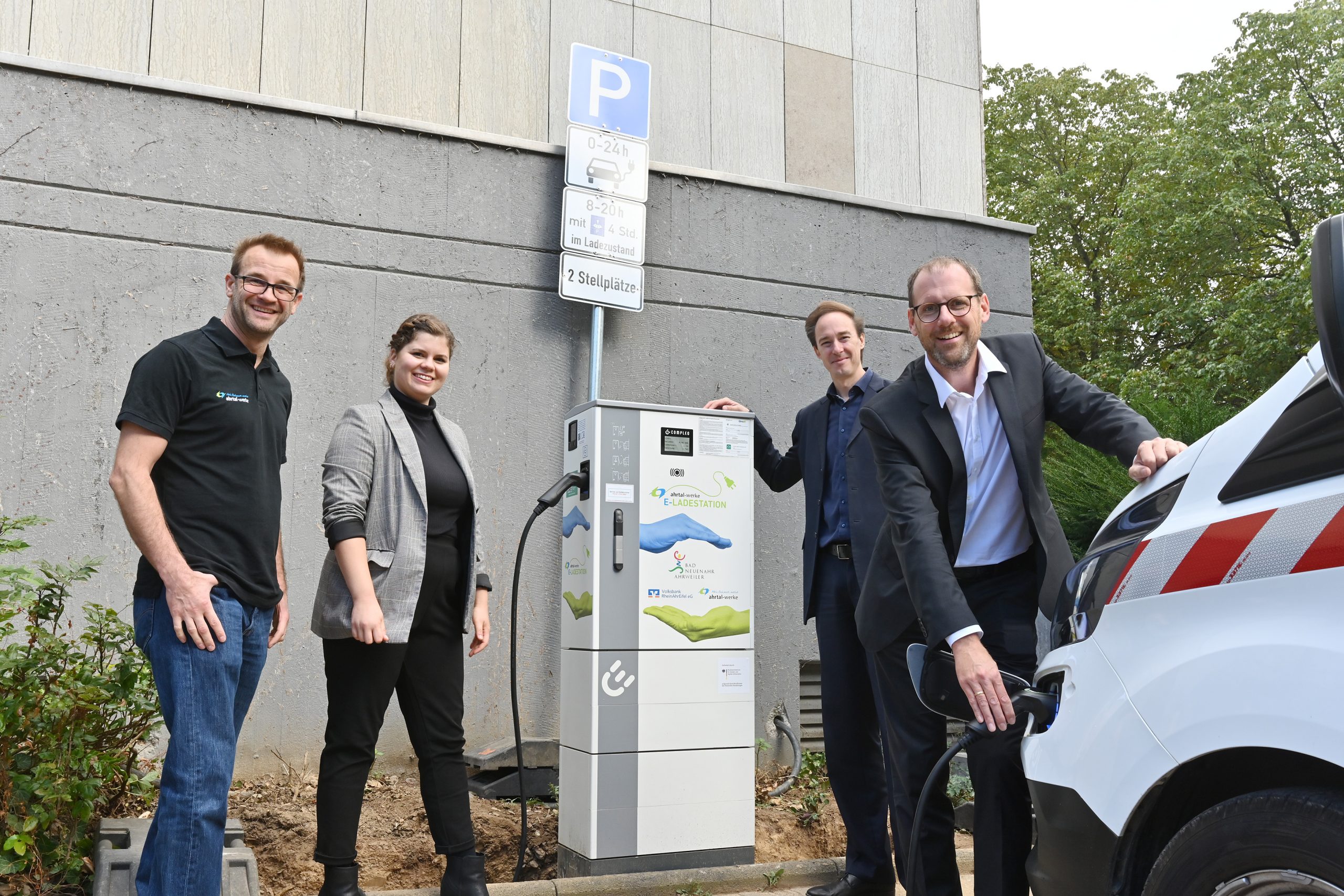 Foto v.r.: Der Direktor des Regionalmarktes AhrBrohltal der Volksbank, Thomas Theisen, freut sich gemeinsam mit Ahrtal-Werke Geschäftsführer Dominik Neswadba, Angela Amatulli (Stadt Bad Neuenahr-Ahrweiler) und Andreas Thome (Ahrtal-Werke) über die Inbetriebnahme der neuen Ladesäule in der Telegrafenstraße auf dem Parkplatz der Volksbank Rhein Ahr Eifel