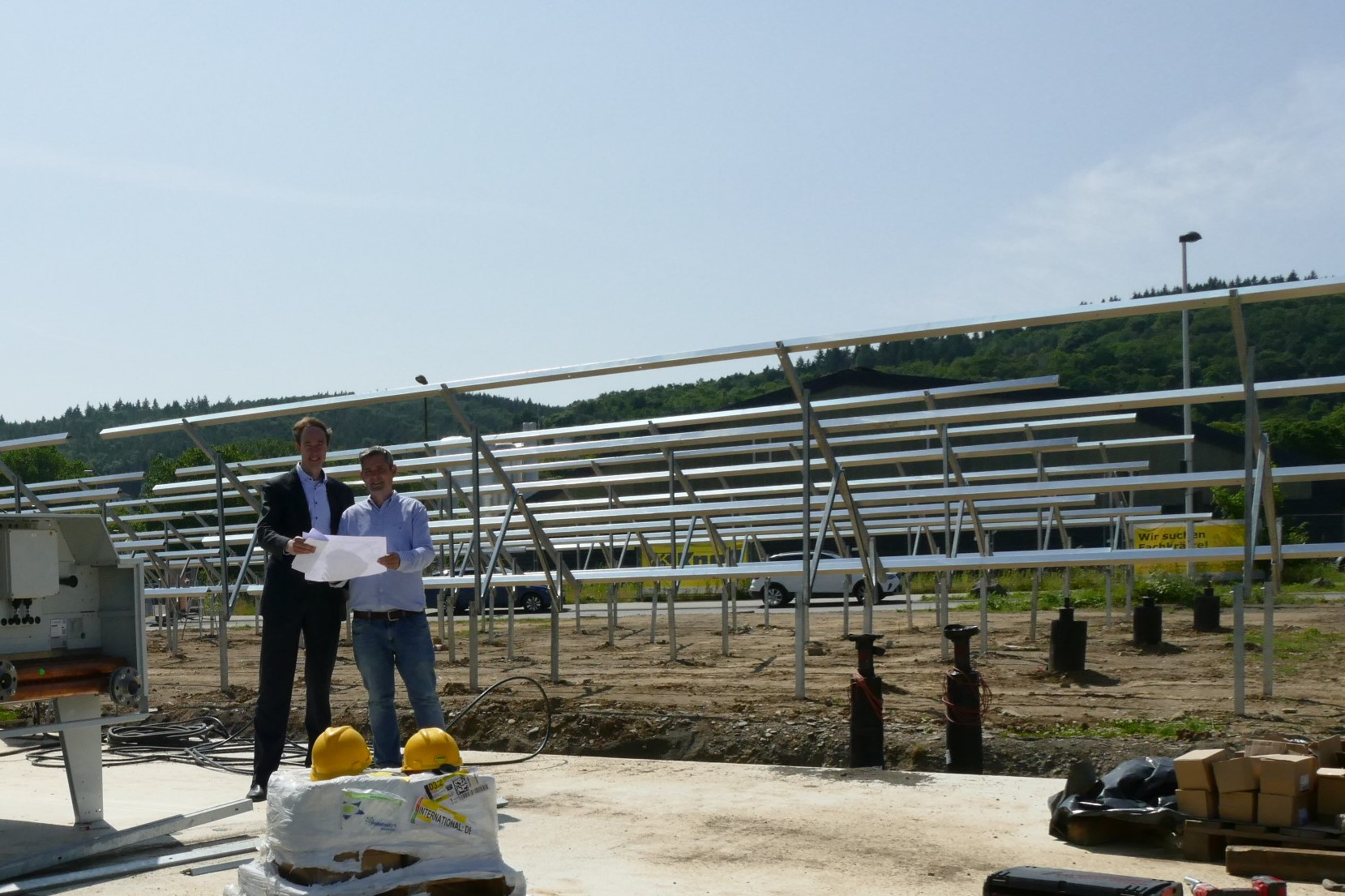 Dominik Neswadba und Christophe Vianden vor dem neuen Solarthermiefeld                    